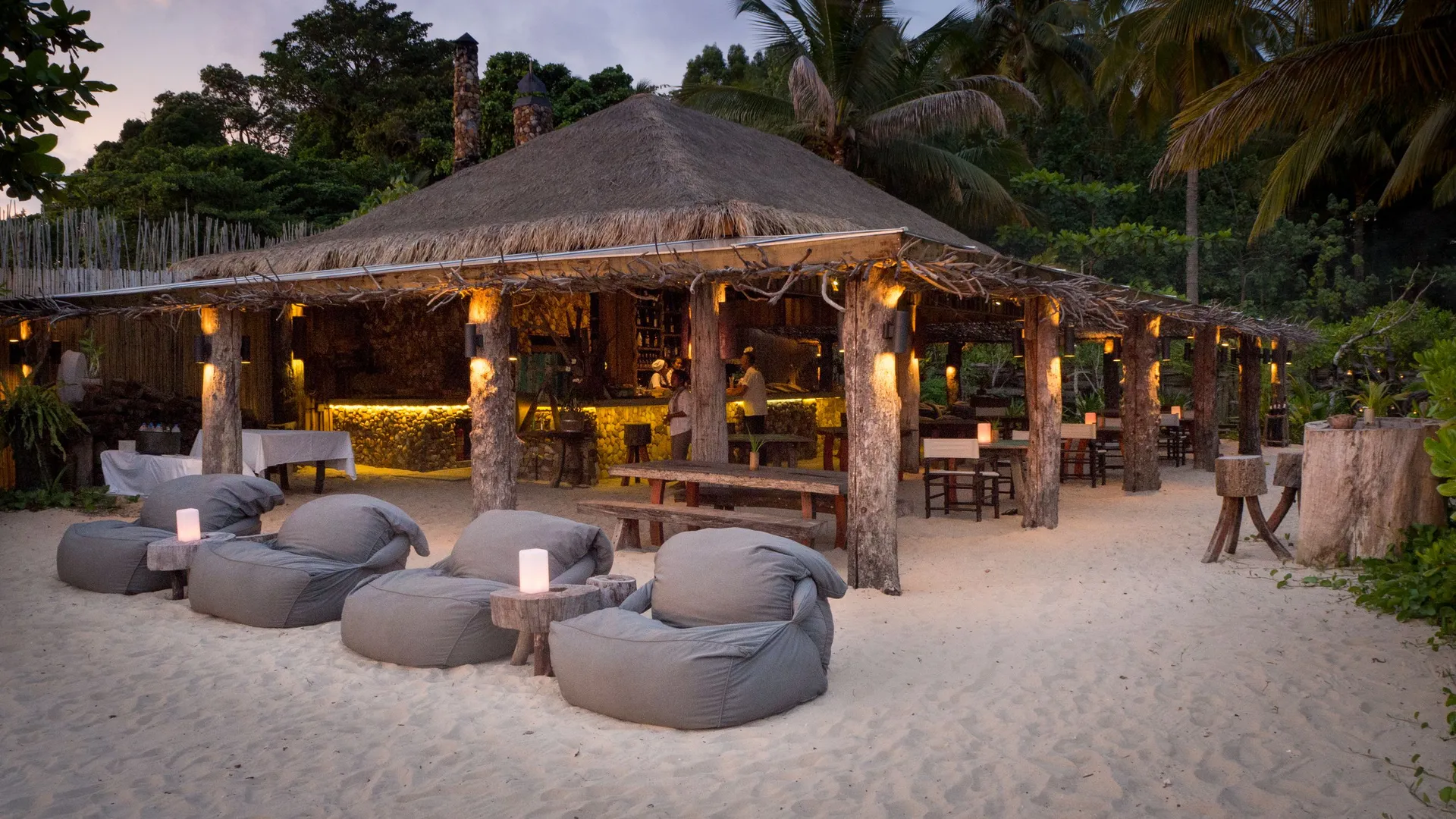 Bar im Abendlicht